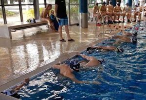 6 Spieler im Wasser und 6 auf der Wechselbank